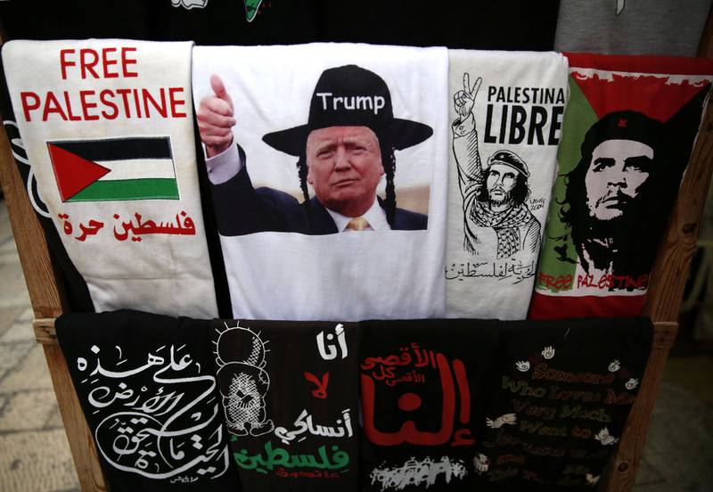 En butikk i gamlebyen i Jerusalem selger T-skjorter av Trump ikledd jødisk antrekk. 