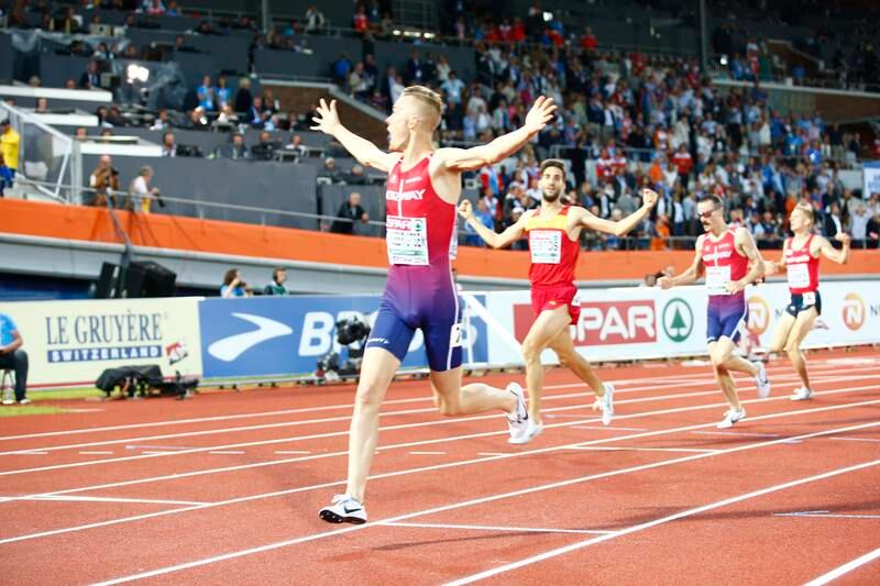 Filip Ingebrigtsen jubler etter og ha vunnet 1500 meter finalen for menn, bakk løper broen Henrik inn til tredjeplass under friidretts-EM i Amsterdam lørdag. Foto: Heiko Junge / NTB scanpix