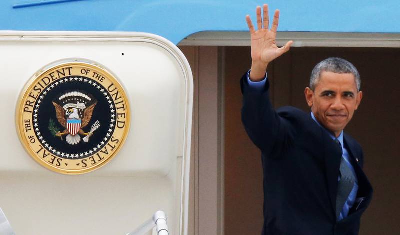 President Barack Obama må takle et klimaskeptisk republikansk parti på hjemmebane. Her vinker han farvel til Paris der han deltok på klimatoppmøtet. FOTO: ERIC GAILLARD/NTB SCANPIX