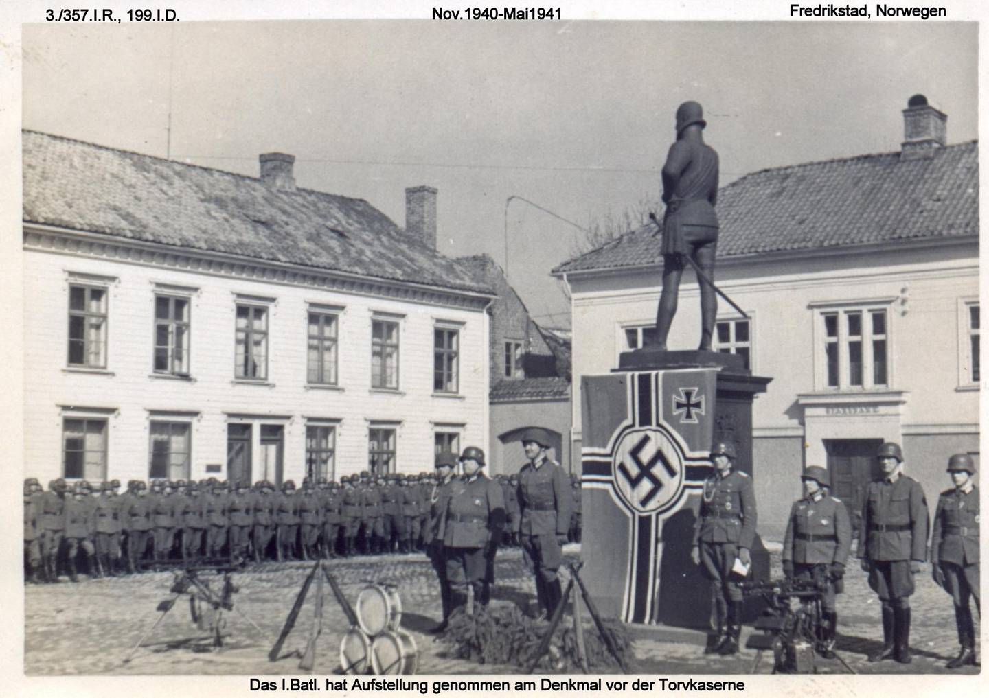 De tyske troppene tar oppstilling ved statuen av kong Frederik II i Gamlebyen i Fredrikstad.