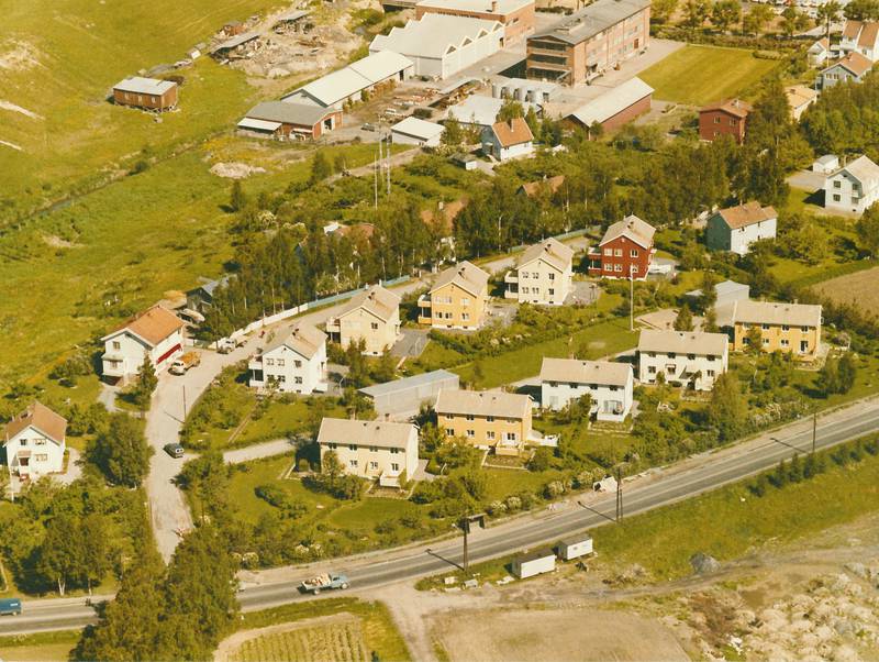 JORDER: Da vi bodde på Breivoll gård på 60-tallet, var det et lite utbygd område. Vi bodde senere på Tittut hvor pappa drev kolonialbutikk (til venstre i bildet) fram til 1986. Bildet er tatt i 1962. 