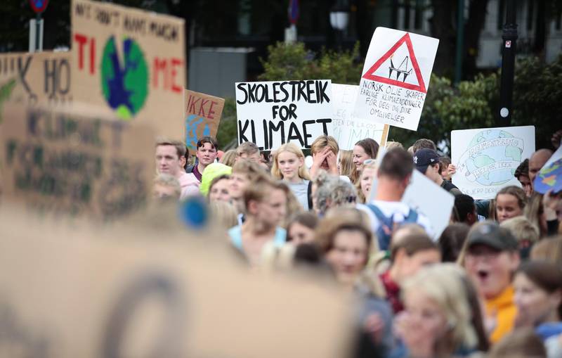 Oslo 2019830. 
Skoleelever har klimastreik foran Stortinget i Oslo fredag.
Foto: Håkon Mosvold Larsen / NTB scanpix
