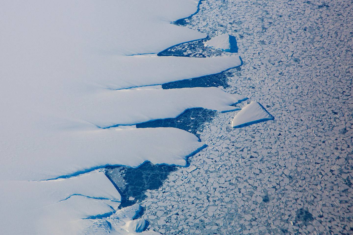 Troll, Antarktis 20150210.
Iskanten som markerer starten på det enorme området som er dekket av is i Antarktis. På det tykkeste er isen over 2000 meter.
Foto: Tore Meek / NTB scanpix