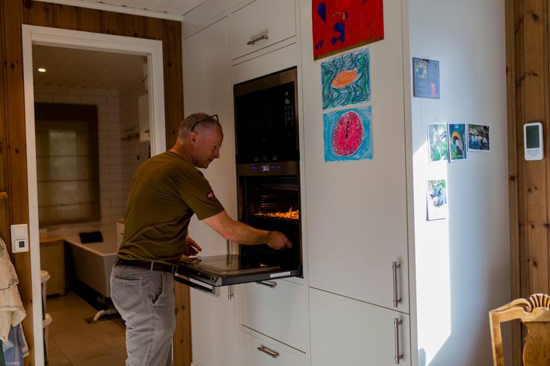 LIVSKVALITET: Tidlig oppdagelse gir en lavere risiko for plagsomme ettervirkninger, forteller Lars Bjerke. Her tørker han selvplukket sopp hjemme i Drøbak. Foto: Jil Yngland / NTB Tema