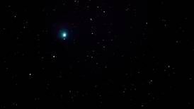 I natt kan du ta fram kikkerten og se en komet