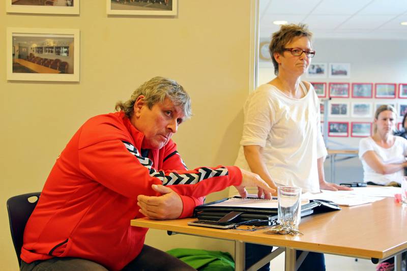 Måtte forklare seg: Daglig leder i Skiold Morten Backe og nestleder i Skiolds styre Mariann Eide måtte svare for hvorfor de har valgt å sparke seks fotballtrenere og lagledere fra Skiolds 2006-lag. FOTO: KENNETH LIA SOLBERG