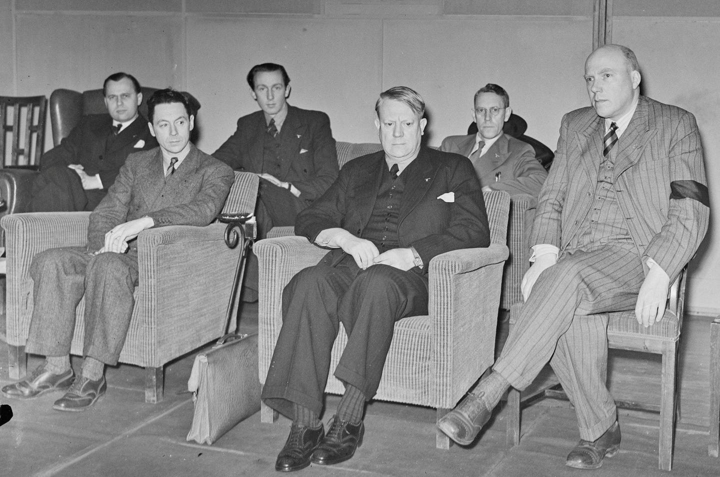 Her er Vidkun Quisling og medlemmer av den norske NS-regjeringen på besøk hos Filmdirektoratet, ledet av Leif Sinding, som sitter helt til høyre, april 1942. Foto: NTB/Riksarkivet
