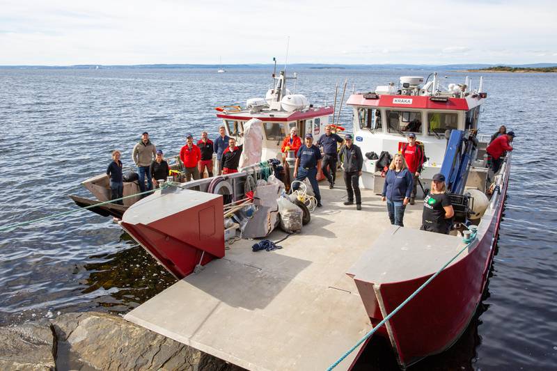 Rundt 15 personer fra Oslofjordens Friluftsråd, Hold Norge Rent og Skjærgårdstjenesten plukket opp et hundretalls kilo søppel fra stranden på Jeløy.