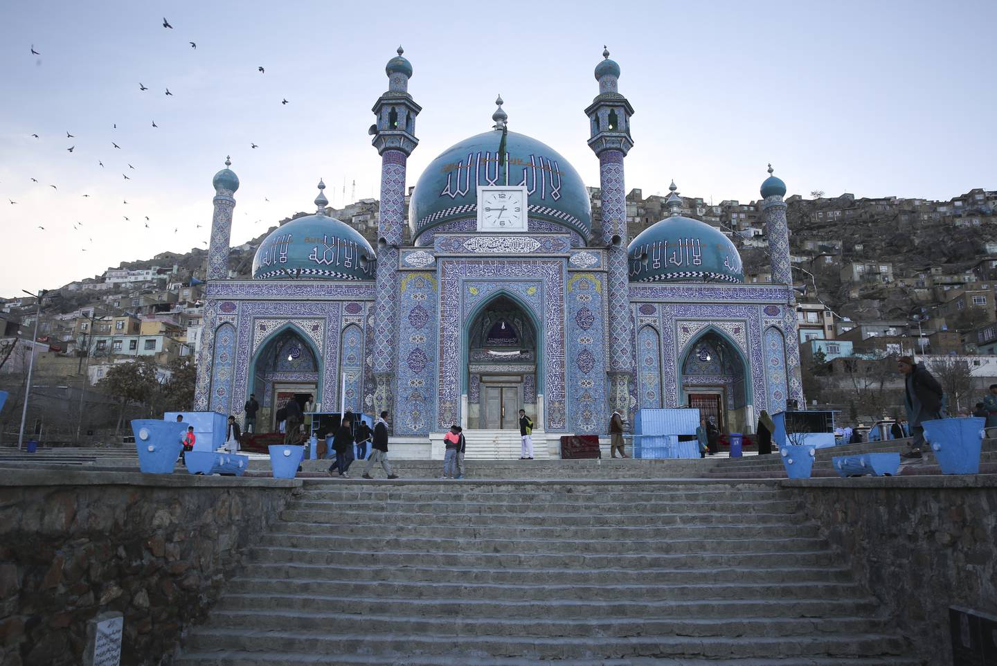 Afghanere vandrer ved Hazara's Sakhi helligdom i Kabul, der profeten Muhammeds frakk skal ha blitt oppbevart. Et av mange mulige afghanske turistmål når Taliban nå ønsker flere turister til landet. Foto: Siddiqullah Alizai/AP/NTB