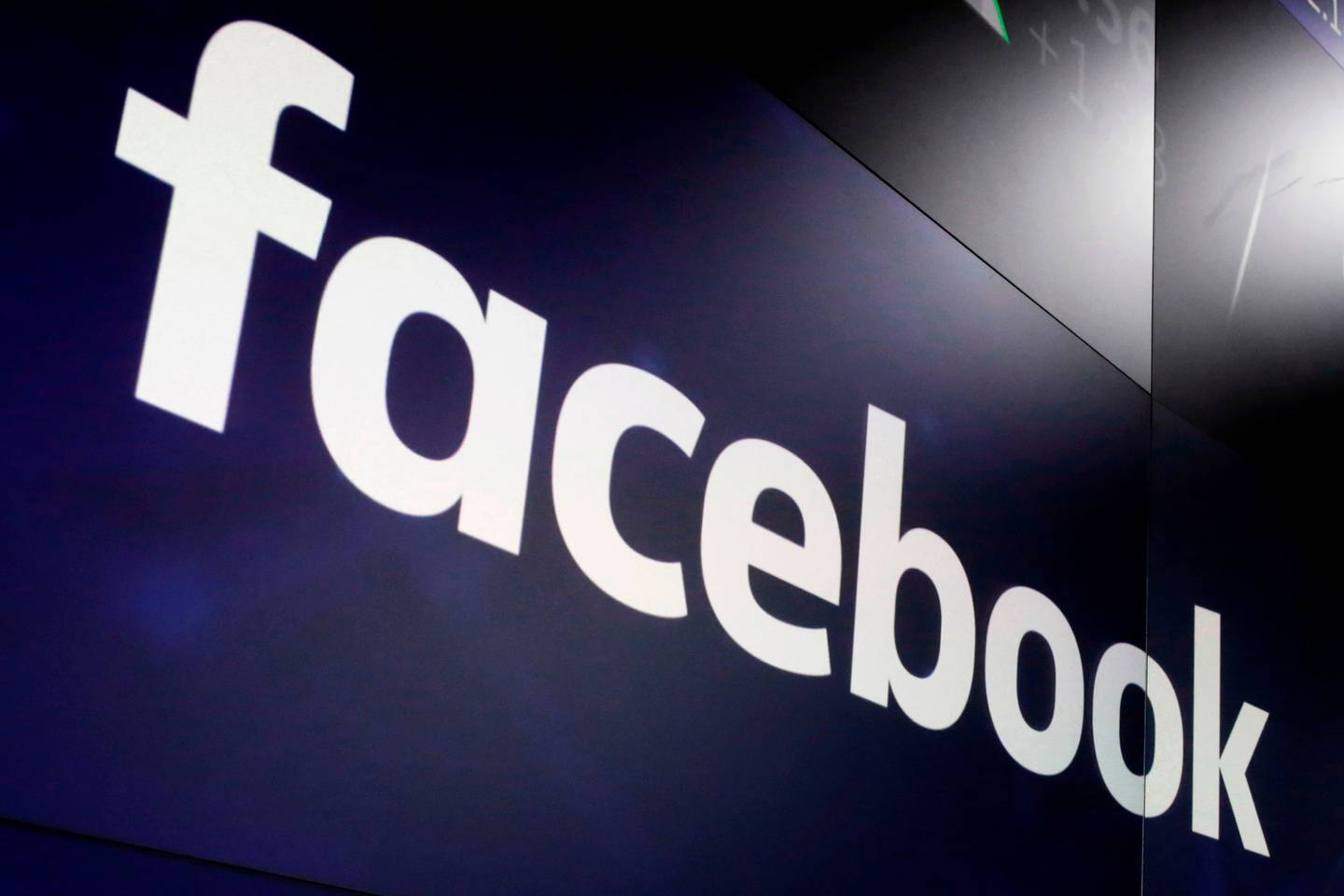 Facebook er bøtelagt i Storbritannia for ikke å samarbeide med en gransking av fusjonen med Giphy. Foto: Richard Drew / AP / NTB