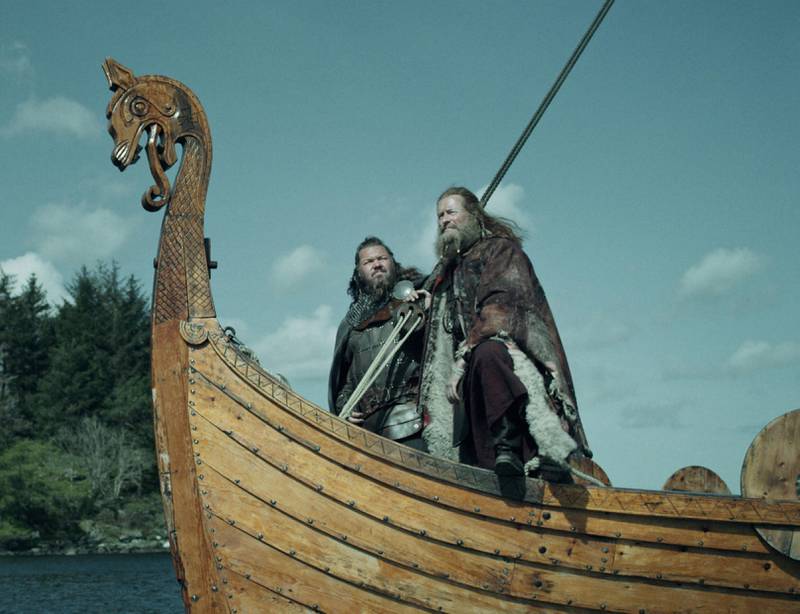 Er «Vikingane» opprinnelsen til norsk stand up? Den er i hvert fall en frisk, og tidvis veldig morsom norsk komedie. På nett-TV fra i dag, og TV-premiere neste fredag.