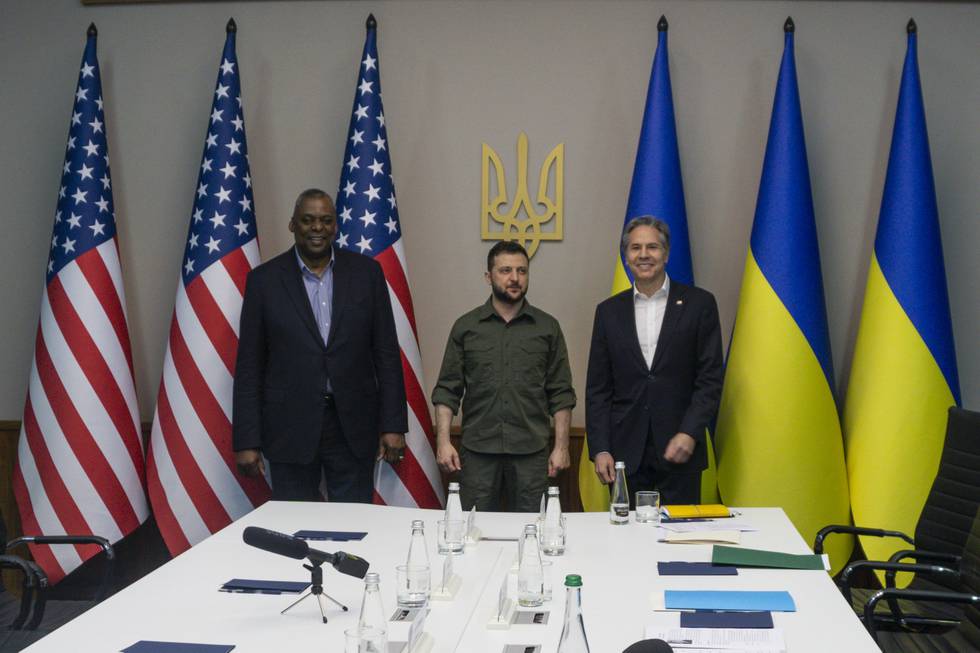 Bildet viser USAs forsvarsminister Lloyd Austin, Ukrainas president Volodymyr Zelenskyj og USAs utenriksminister Antony Blinken. De var i Kyiv søndag.