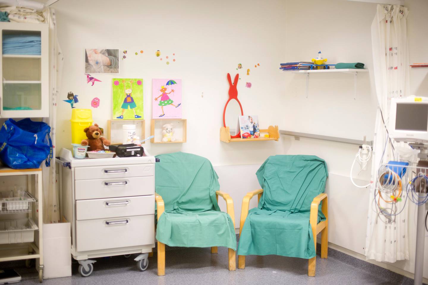 Stavanger universitetssjukehus har iverksatt en rekke tiltak for å trygge og oppmuntre barn som skal opereres. Det har gitt gode resultater. I denne kroken settes venflon på barna. VR-briller og iPad avleder oppmerksomheten fra stikket. 
