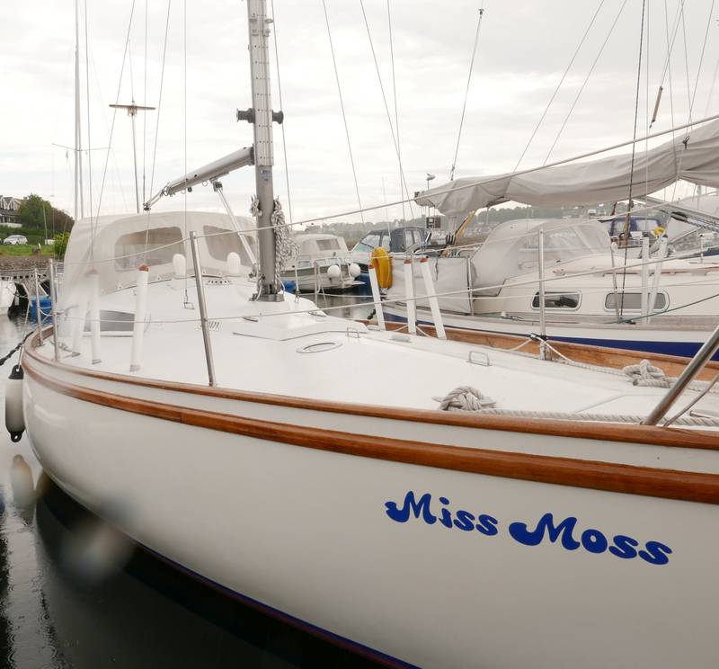 PATRIOTISK: «Miss Moss» er denne seilbåten i Søly båthavn døpt.