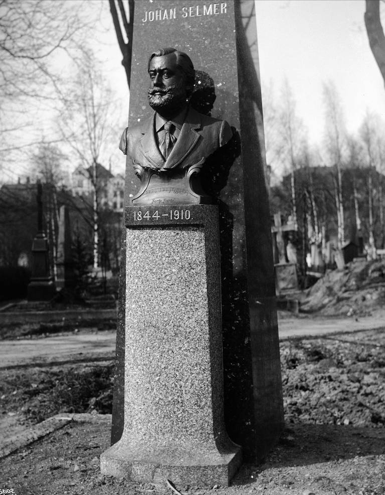 Johan Selmer er gravlagt på Vår Frelsers gravlund i Oslo. Slik så bysten ut da den ble reist av norske sangere etter Selmers død i 1910. Bysten er laget av billedhoggeren Jo Visdal (1861-1923).