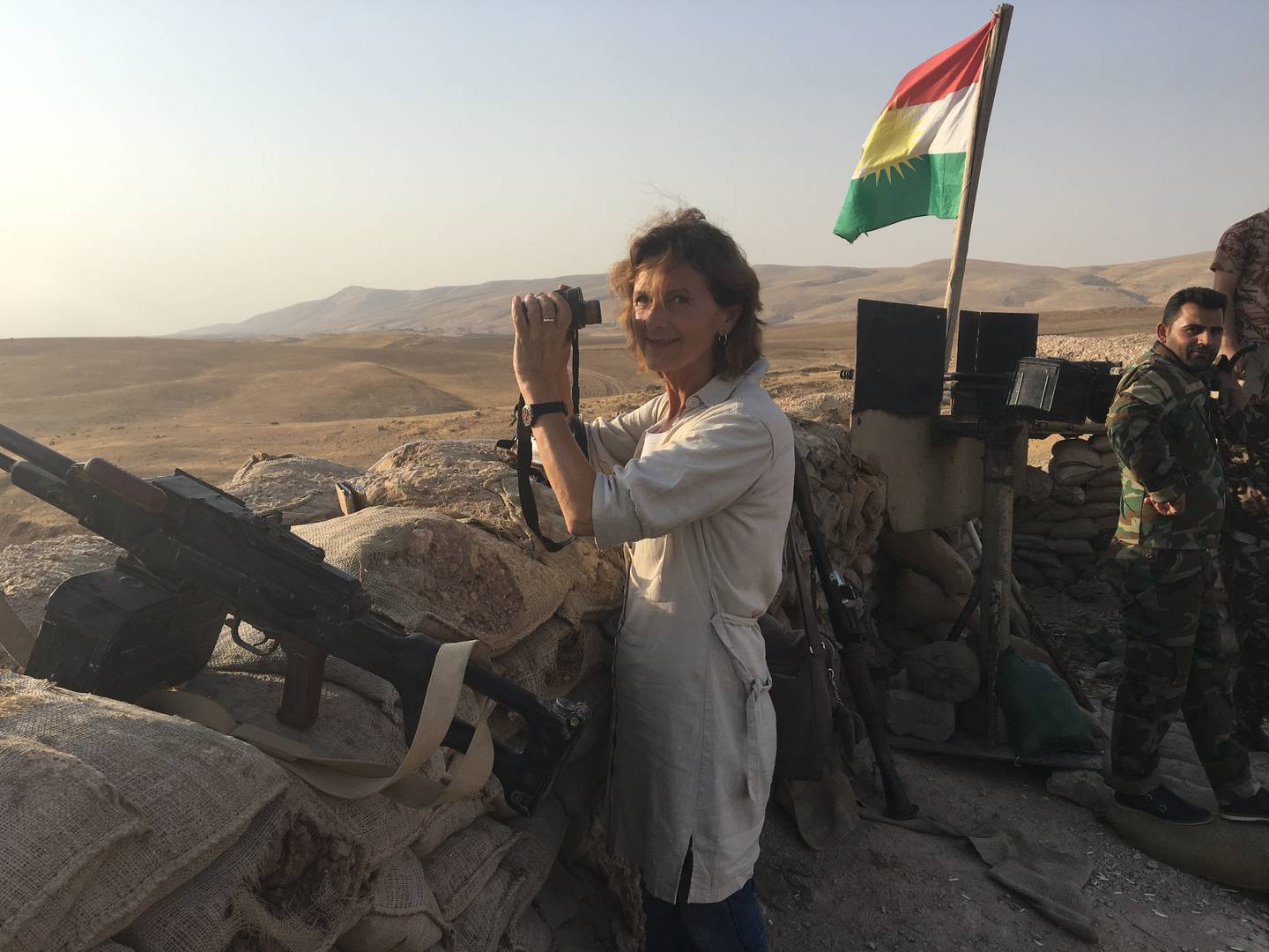 Sidsel ved en kurdisk peshemerga-militærpost i Nord-Irak ved frontlinjen mot IS. 2017