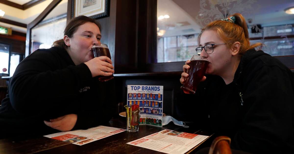 Hugs, tears of joy and beer on the menu as England reopens – Dagsavisen
