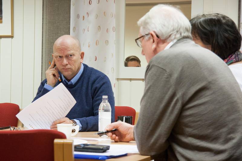 Rygge-rådmann Ivar Nævra (til v.) under et møte i kommuneutredningsutvalget.