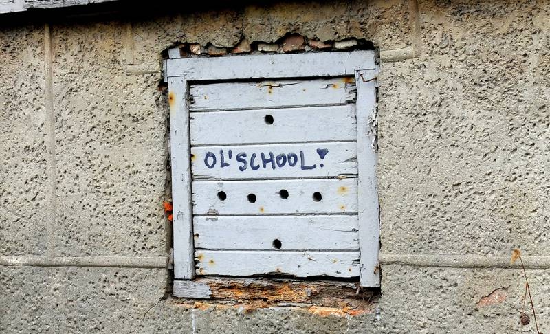 De «almuens barn» som har tagget «Ol’ School» på gamle Strømsfjerdingen skole er trolig mer av vår tid...