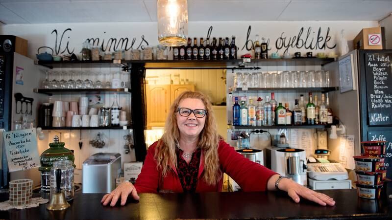 Hanne Merethe Grytnes Skogen er innehaver av Tomters eneste cafè. Hun er positiv til å få flyktninger til bygda. FOTO: MIMSY MØLLER