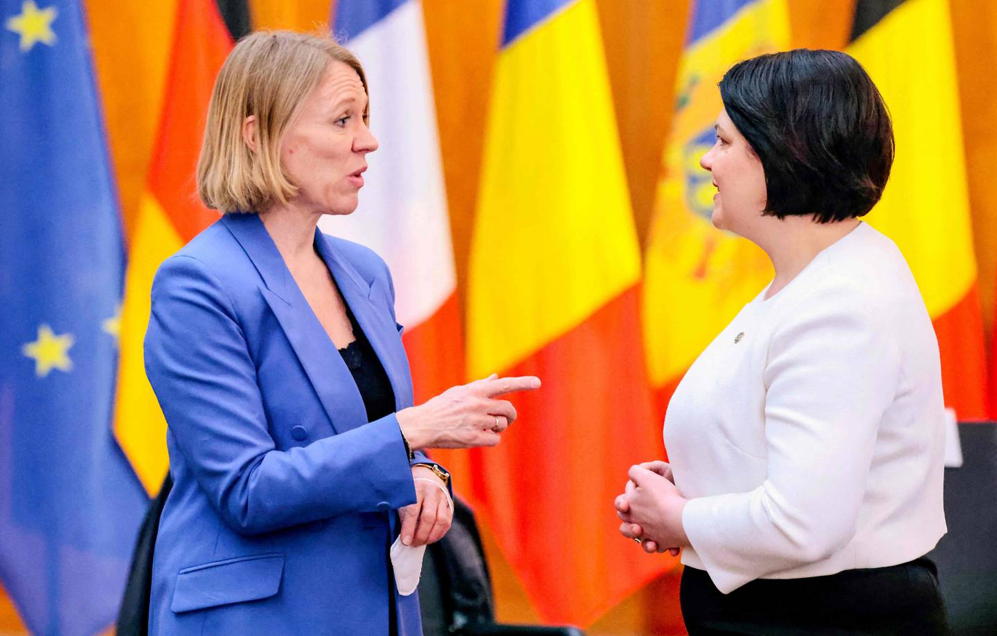 Utenriksminister Anniken Huitfeldt i samtale med Moldovas statsminister Natalia Gavrilita under en giverkonferanse i Berlin på tirsdag.