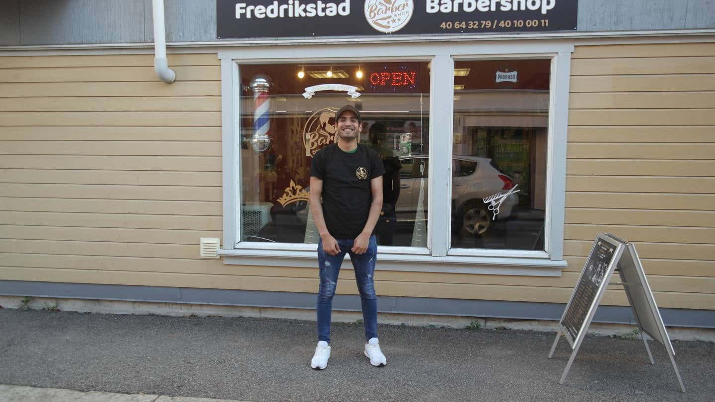Majed Behar fra Syria (22) har gått «all-in» for å gi Fredrikstad et særegent barberertilbud.