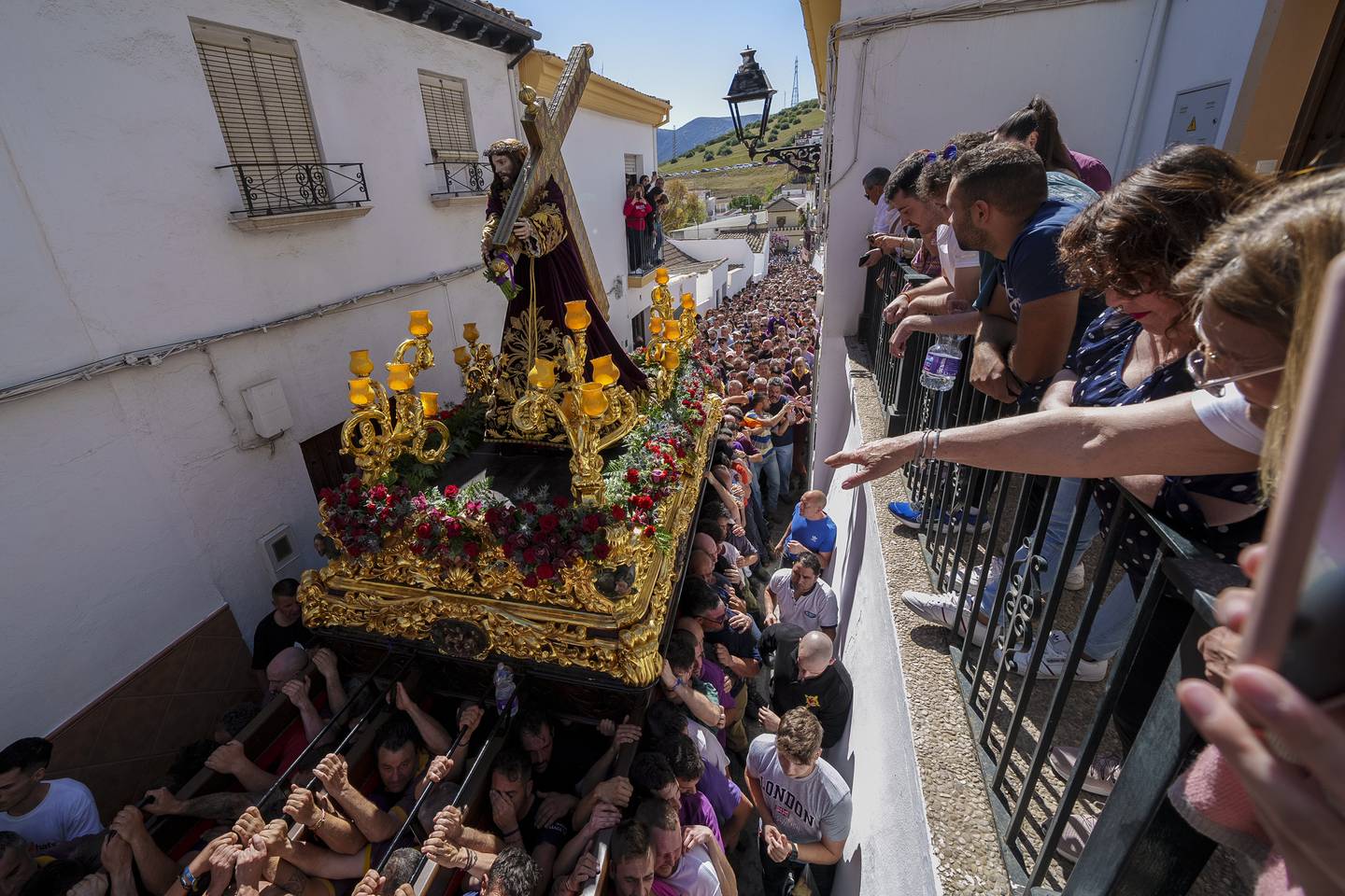 Påske er tid for pomp og prosesjoner i mange spanske byer. Her bæres en statue av Jesus av et brorskap i Priego de Cordoba sør i Spania i fjor.