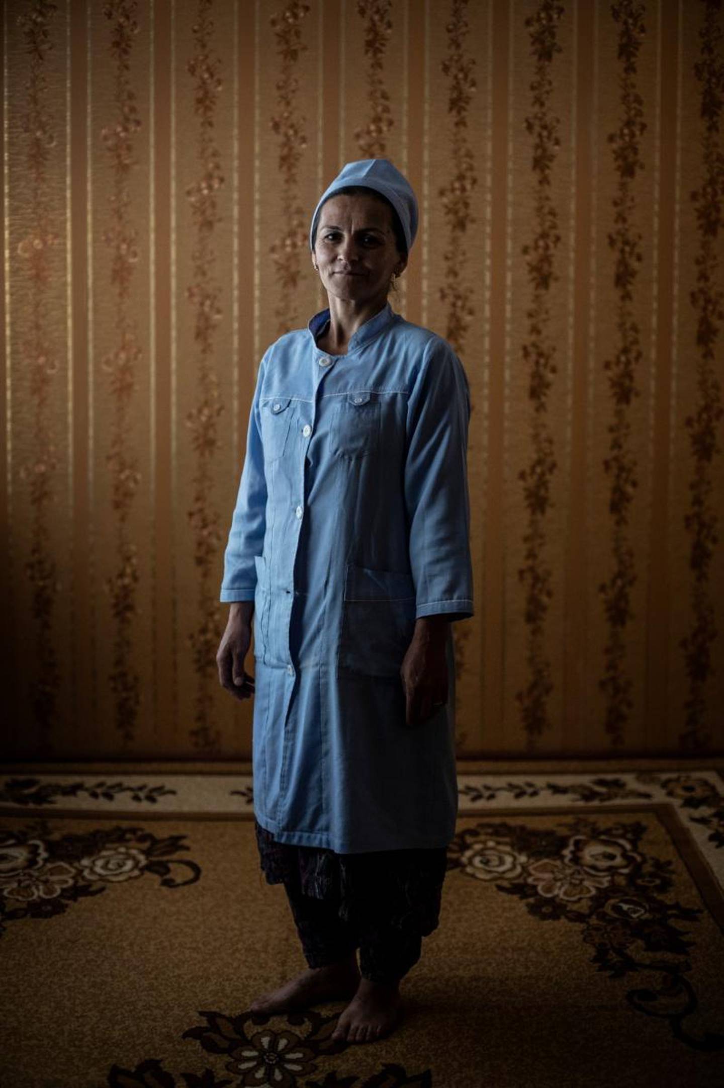 Sykepleier Darlatpocho er eldst av tre søstere. Hun bor i det samme huset som hun vokste opp i. Da faren døde, arvet hun som eldstemann huset, til tross for at det tradisjon tro går til en sønn.