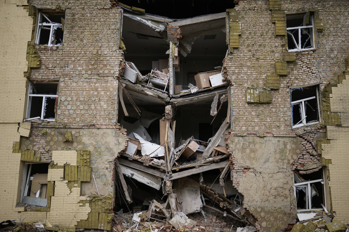 En boligblokk som ble ødelagt i et russisk angrep i mai i fjor. Arkivfoto: Francisco Seco / AP / NTB