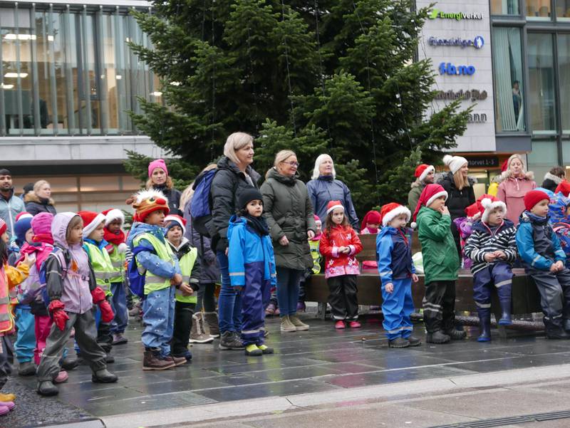 Julegrana ble tent på Stortorvet torsdag, med rundt 500 barnehagebarn invitert.
