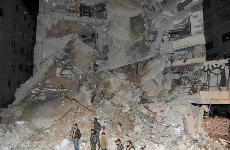 Angrep: Syriske soldater og sikkerhetsstyrker står foran den utbombede bygningen som ble angrepet natt til søndag. Samir Qantar, en lederskikkelse i Hizbollah-geriljaen, var blant de drepte. FOTO: NTB SCANPIX