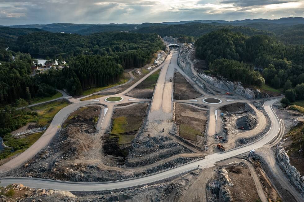 Det bygges veier på spreng i Norge, og regjeringen vil bruke ytterligere milliarder av kroner til formålet, blant annet ved Mandal, på videre utbygging av E39.