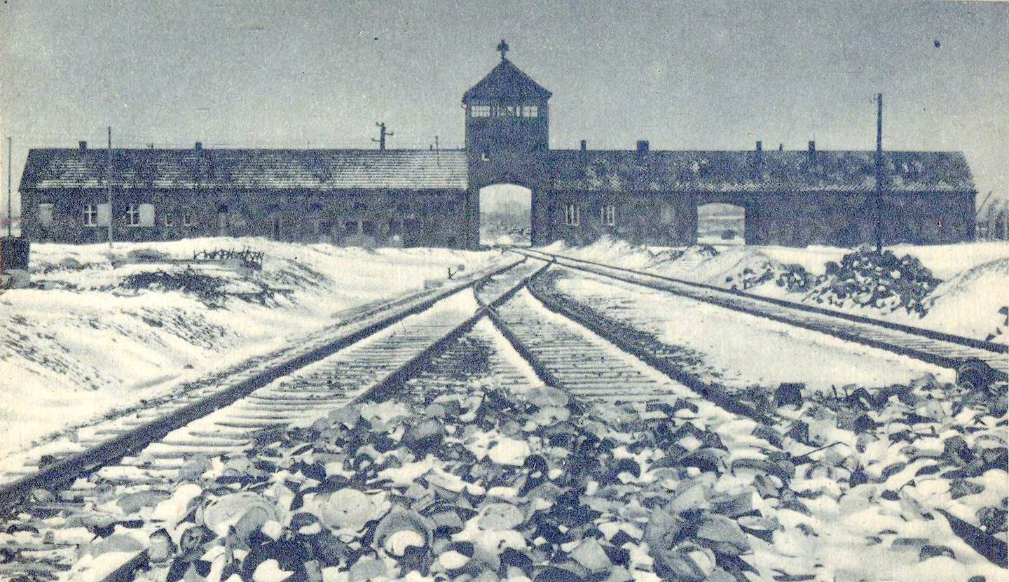 Hovedinngangen til nazistenes største utryddelsesleir Auschwitz II (Birkenau). Milos Karoli og de andre fangene ble transportert med tog fram til hovedporten. Av 66 norske rom som kom hit, overlevde bare fire.