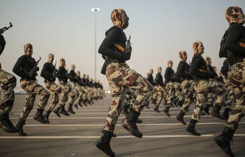 En ny saudiledet militærkoalisjon bestående av arabiske og muslimske land skal ta opp kampen mot terror i regionen. Her deltar saudiarabiske sikkerhetsstyrker i en militærparade. FOTO: MOSA’AB ELSHAMY/ NTB SCANPIX