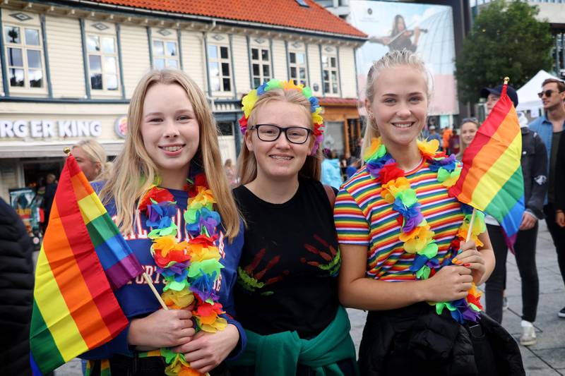 Viktoria Myrland, Lilly Angell og Sarah Lindquist var i byen for å se på paraden.