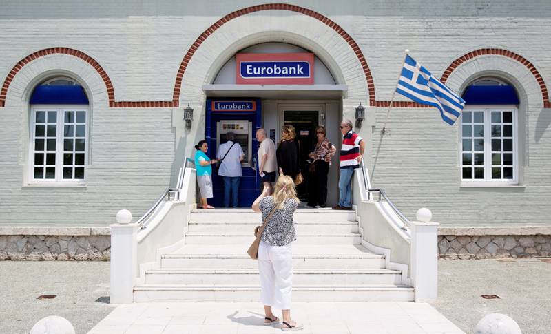 Tomt for penger: Hellas betalte ikke låneavdraget sitt i går og myndighetene holder bankene stengt minst en uke for å hindre at bankene går over ende. FOTO: Petros Giannakouris/NTB scanpix
