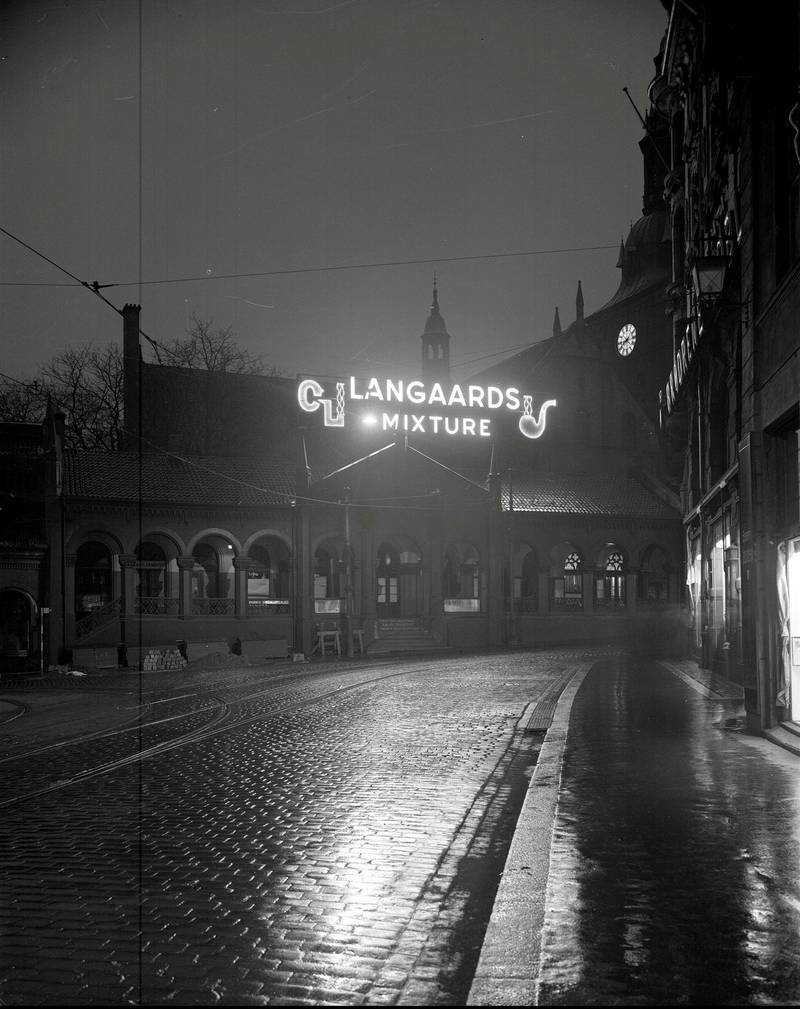 Lysreklame for Langaards Mixture på taket av Basarene ved Kirkeristen i 1939, lenge før forbudet mot tobakksreklame slo inn. I 1950 røyket tre fjerdedeler av alle menn.