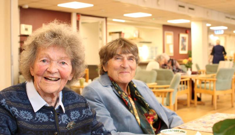 SENIOR: Karin Matre (til venstre) og Kristi Grønvold nyter dagen på Vinderen Seniorsenter.	FOTO: ASLAK BORGERSRUD