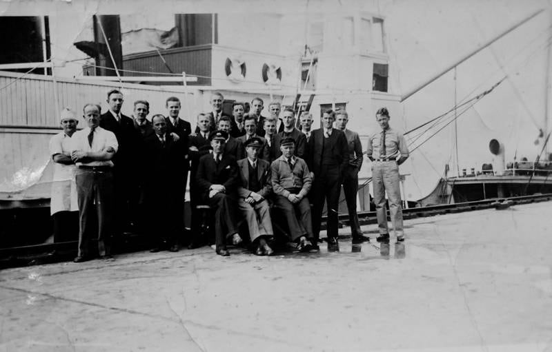 Mannskapet på «D/S Spind» av Farsund, til havn i USA i 1940. Ole Jensen i midten bak. FOTO: Privat 