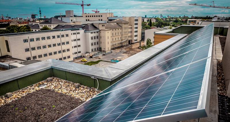 Tyskland er storprodusent av solenergi. Greenpeace mener fornybar energi kan skape over 17 milioner arbeidsplasser de neste 15 årene. FOTO: JAN-MORTEN BJØRNBAKK/NTB SCANPIX