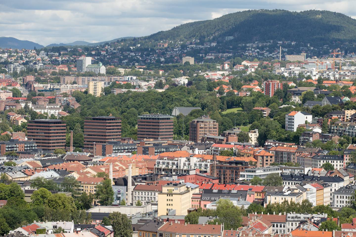 Oslo  20150723.
Oslo med Tøyen midt i bildet og Grefsenåsen øverst fotografert fra Ekebergåsen i juli 2015.
Foto: Audun Braastad / NTB