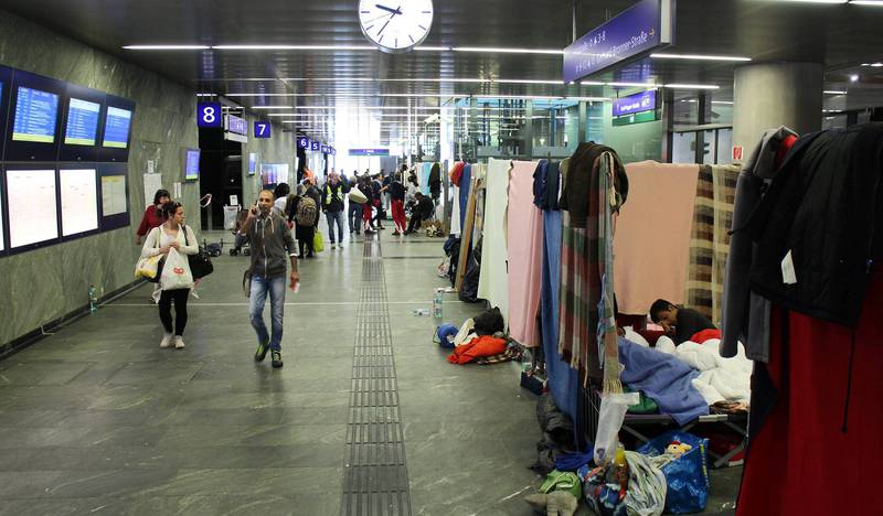 Slik blir flyktningene tatt imot på hovedtogstasjonen i Wien. FOTO: ROY FREDDY ANDERSEN