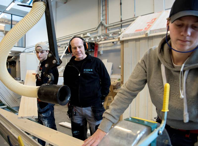 Fra venstre: Brage Pedersen, lærer Kjetil Hardal og Erik Biseth i full sving i verkstedet på Kuben.