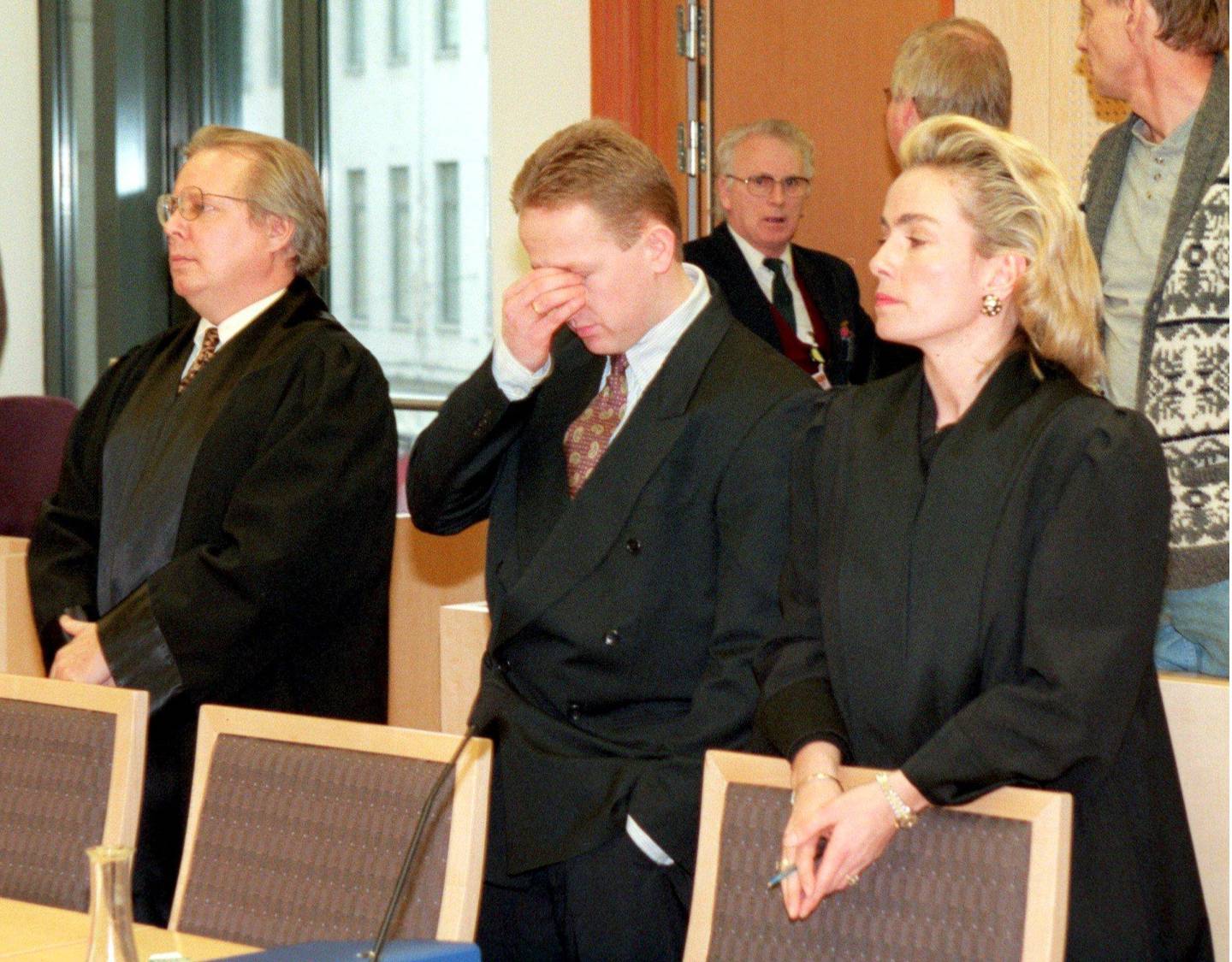 
Pål Enger ble dømt til seks år og tre måneders fengsel for "Skrik"-tyveriet. Hans advokater, Fridtjof Feydt og Kristine Hamborgstrøm, står ved hans side.