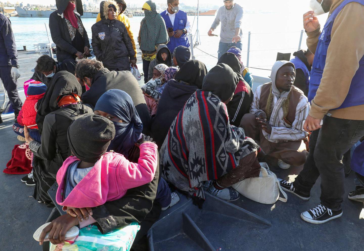 Migranter framme i Tripoli i Libya etter at den libyske kystvakta stanset en liten båt de satt i med mål om å nå Europa.