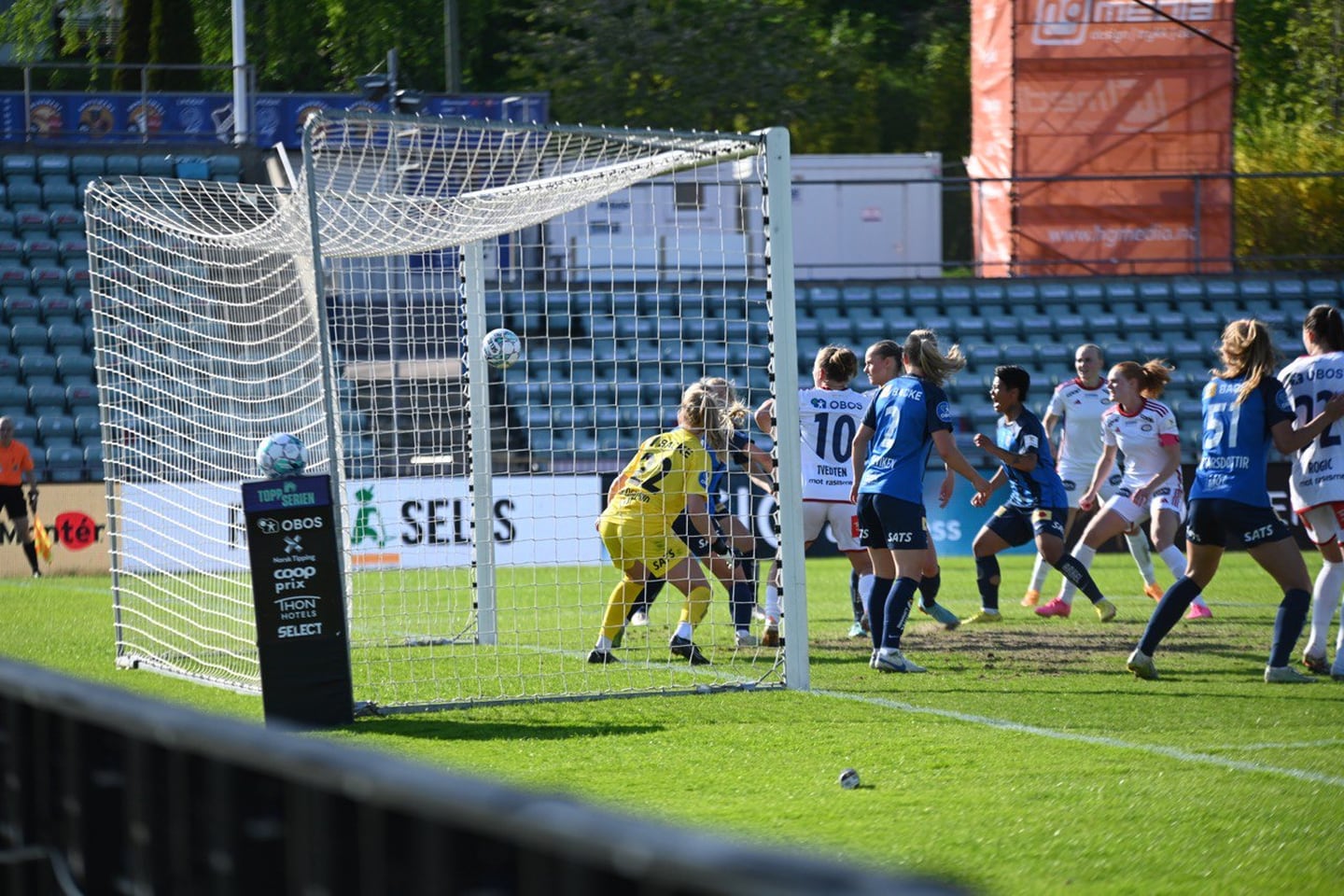 Stabæk-keeper Sunniva Skoglund ser ballen gå i mål til 2-0.