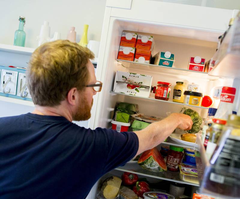 Marius Dalens kjøleskap har få gamle matvarer. FOTO: VEGARD WIVESTAD GRØTT/NTB SCANPIX