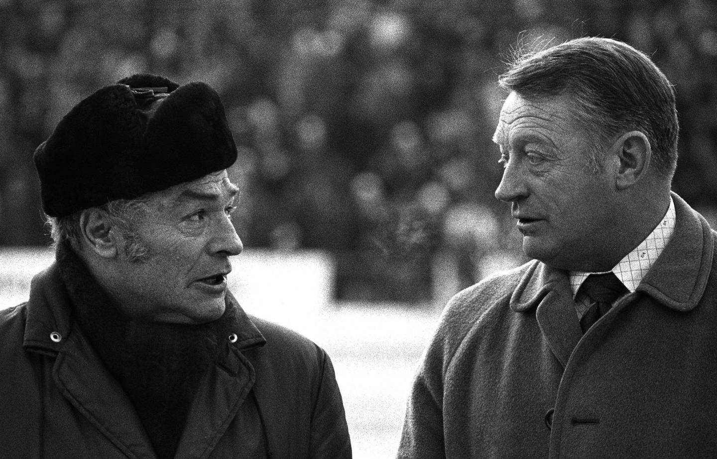 Sverre Farstad (t.v.) og Hjalmar Andersen under EM på Bislett i 1976. Foto: NTB