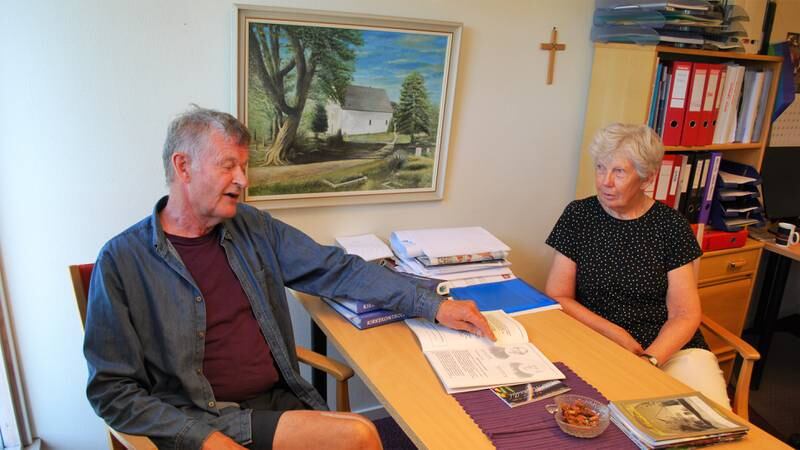 Redaktør Ragnar Bjørck i Hvaler meninghetsblad og leder Kristin Seljebakken i Hvaler menighetsråd.