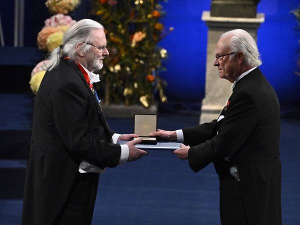 Fosse mottok nobelprisen i Stockholm – fikk salen til å le i takketalen
